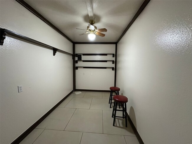 Building Photo - 22450 Oakley Rd