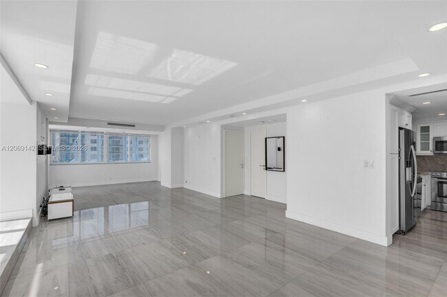 Foto del edificio - 5005 Collins Ave