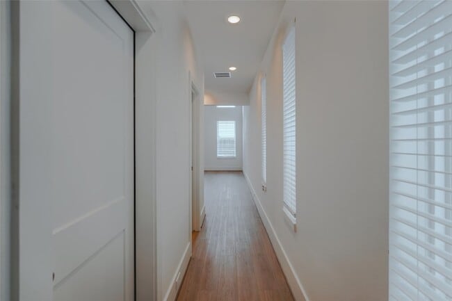 Foto del edificio - 7609 Victory Reserve St