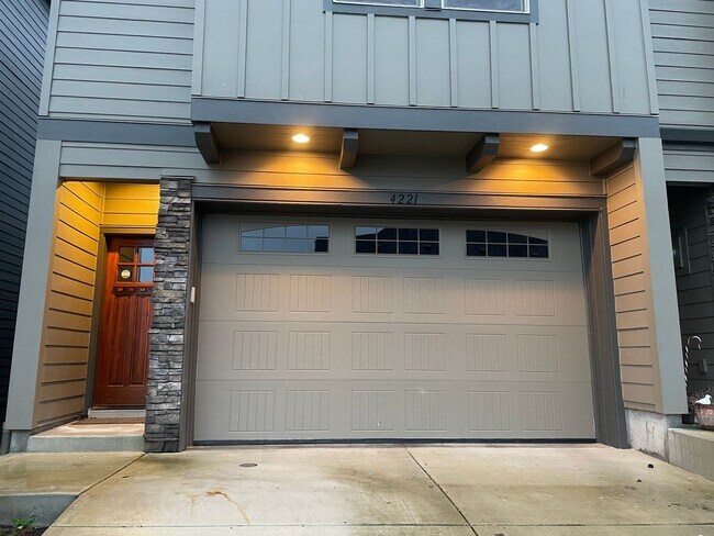 Building Photo - NEWER LUXURY Style Townhouse with a gorgeo...