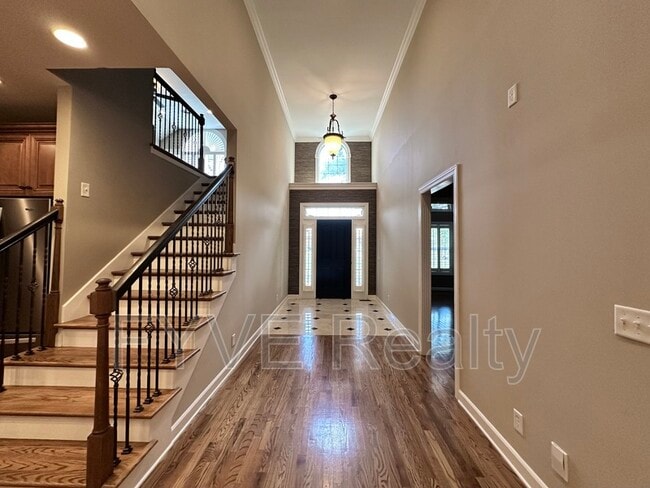 Building Photo - 1032 Golf Club Cir W