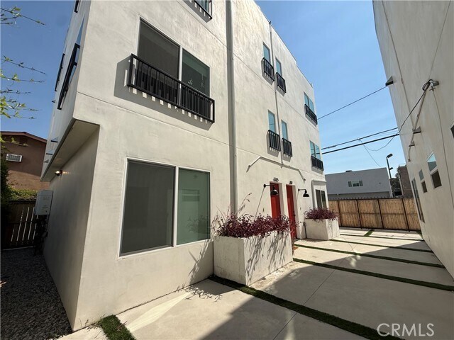 Foto del edificio - 21717 Hart St