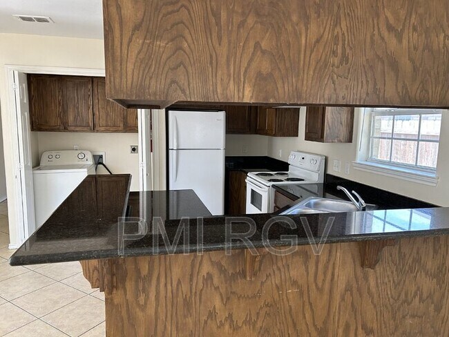 Foto del edificio - 206 W Albatross Ave