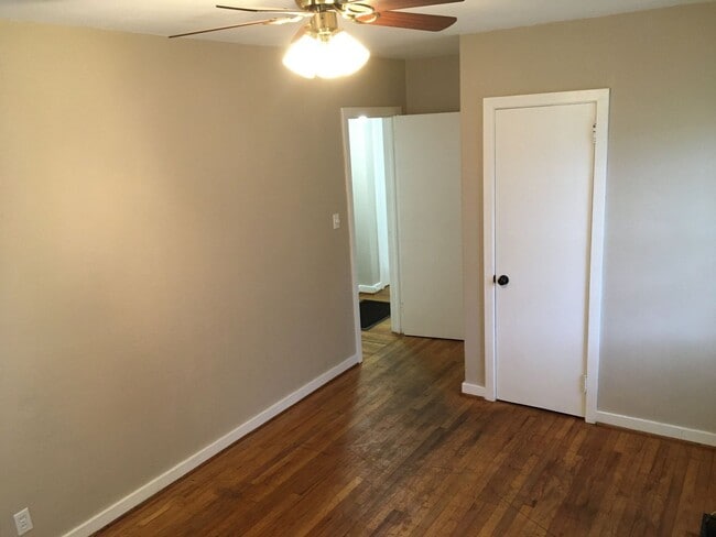 Building Photo - CUTE MIDTOWN COTTAGE