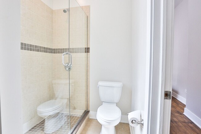 Building Photo - Large Updated 2 Bedroom/1 bath GARDEN in B...