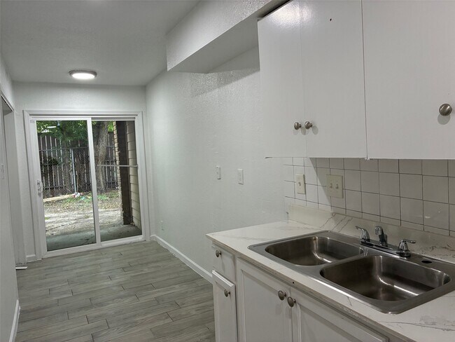 Foto del edificio - 6200 W Tidwell Rd