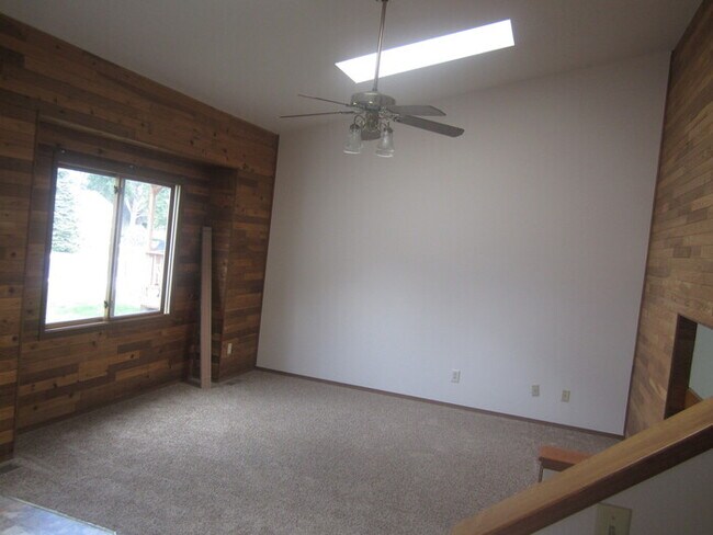 Foto del edificio - 3 Bedroom 2 Bath Tri Level Home with 2 Car...