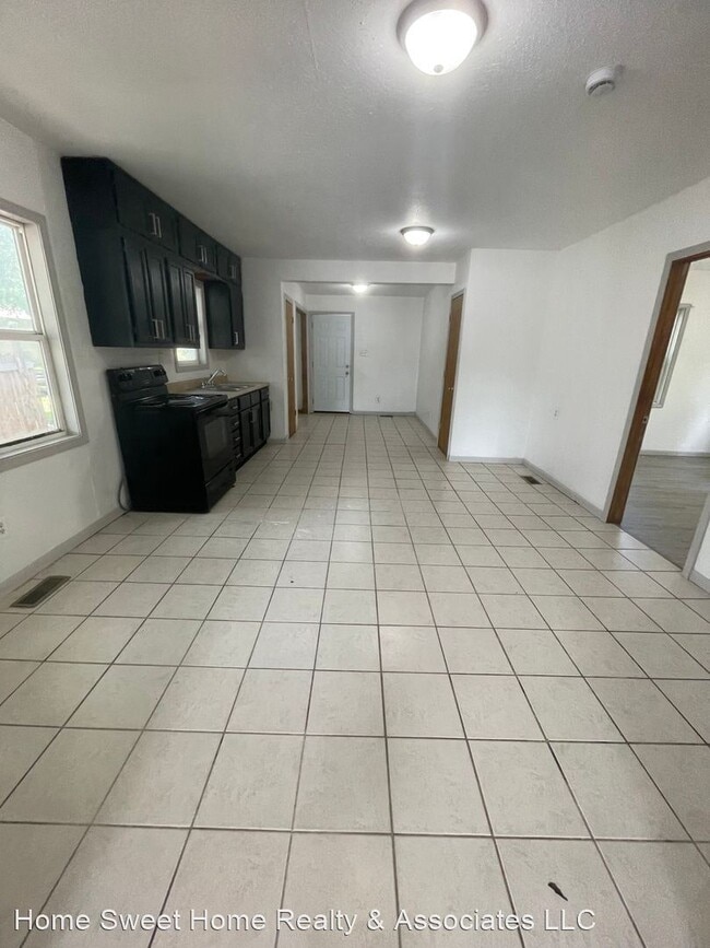 Building Photo - 2 br, 1 bath House - 1011 W Division St