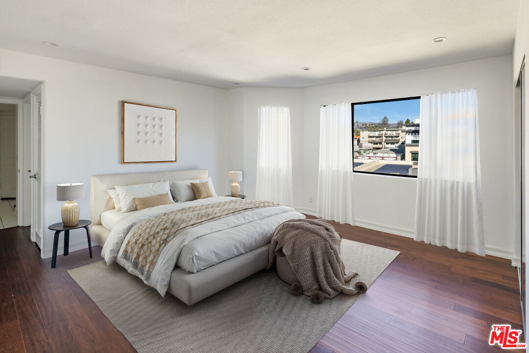 Foto principal - 1216 S Saltair Ave