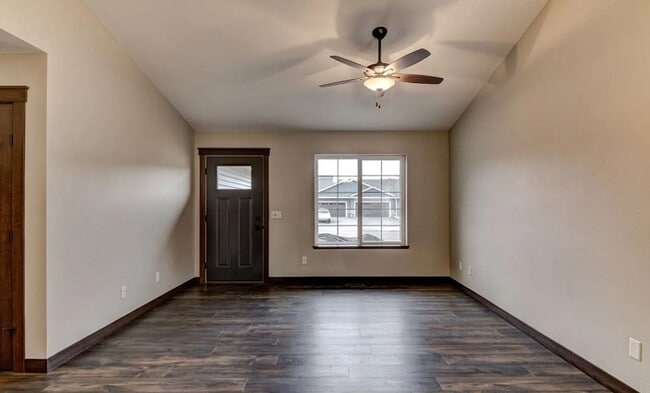 Building Photo - 814 Daisy Ln