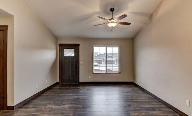 Foto del edificio - 814 Daisy Ln