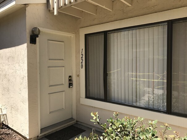 Primary Photo - Bright and quiet two-story townhouse situa...