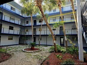 Building Photo - 2860 Somerset Dr