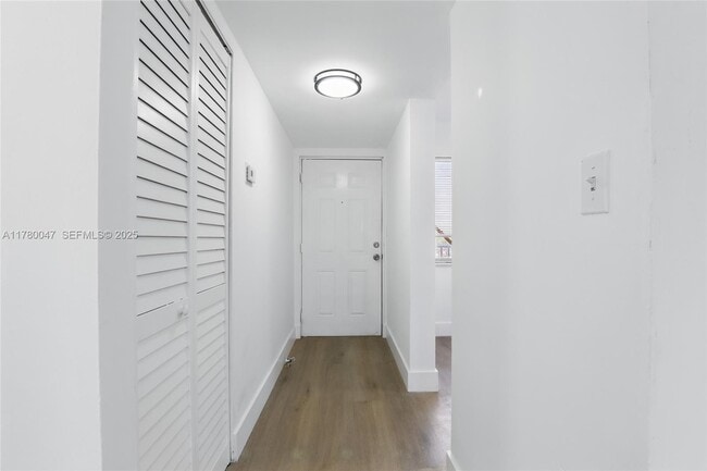 Foto del edificio - 8540 N Sherman Cir