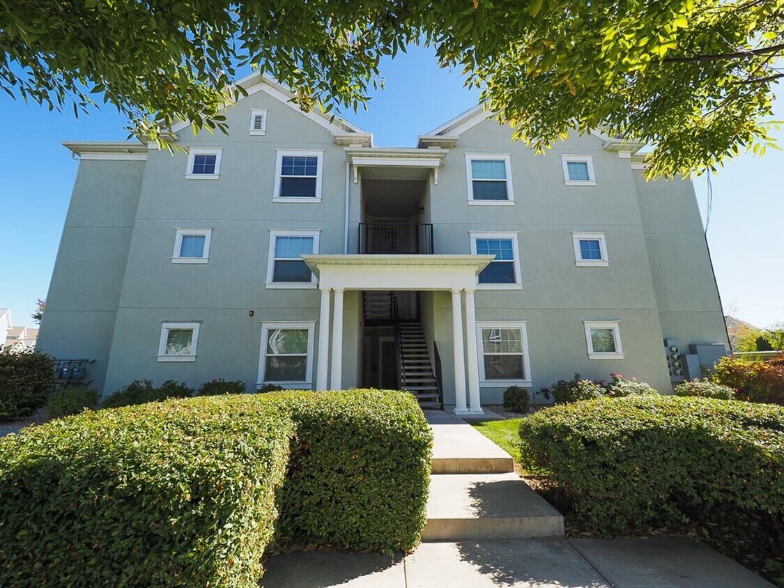 Primary Photo - Beautiful Daybreak Condo
