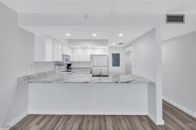 Foto del edificio - 25820 Hickory Blvd