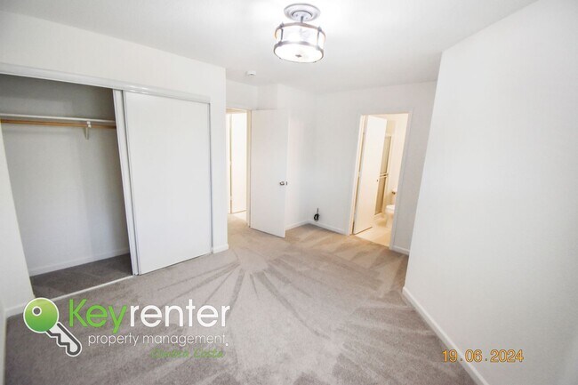 Building Photo - Charming 3 bed 2 bath home with spacious b...