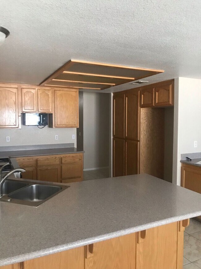 Foto del edificio - 4 BEDROOM HOME WITH VIEWS, NEAR WAALEW IN SYCAMORE ROCKS AREA OF APPLE VALLEY.