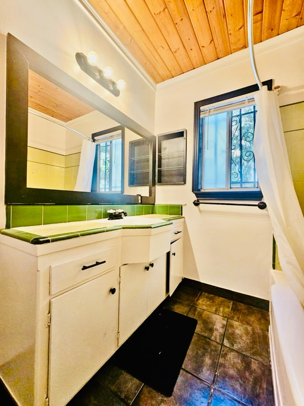 Building Photo - 1850 N La Brea Ave