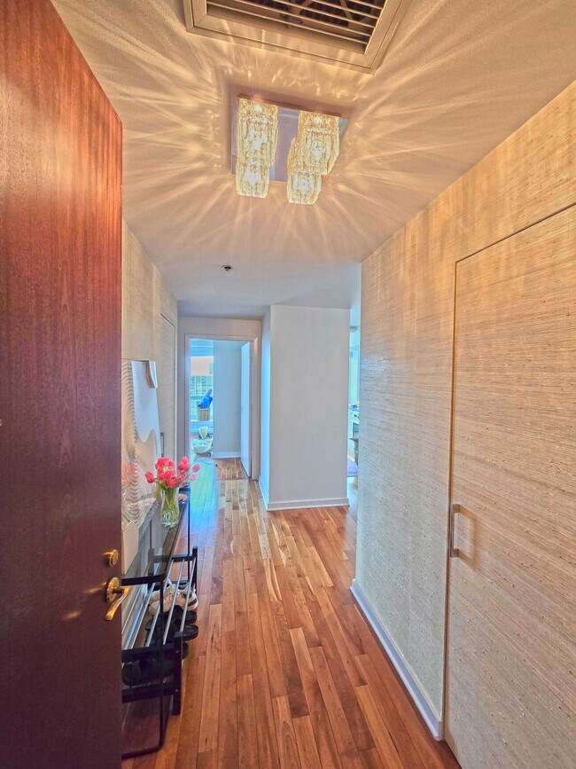 Building Photo - 57 E Delaware Pl