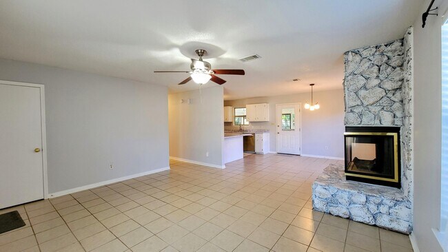 Foto del edificio - 1223 Redwood Ln