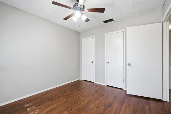 Foto del edificio - 4934 Greenslope Dr