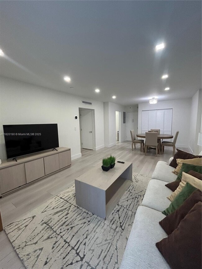 Building Photo - 400 Kings Point Dr