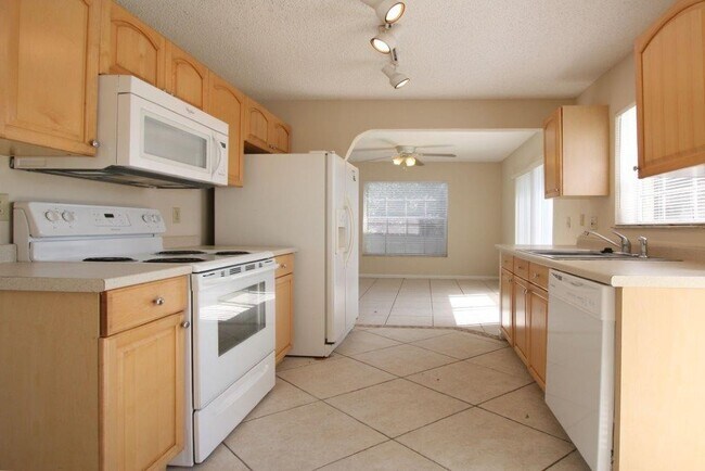 Building Photo - 3BD/2.5BA Townhome with Lake Views!!