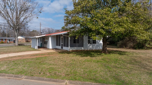 Building Photo - 1701 Wakefield Dr NE