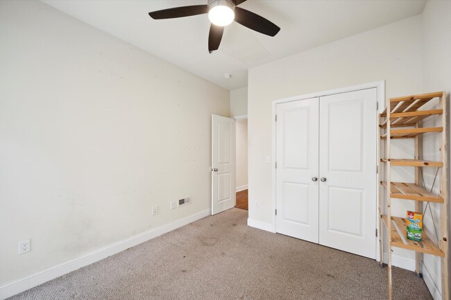 Building Photo - 1521 W Seybert St