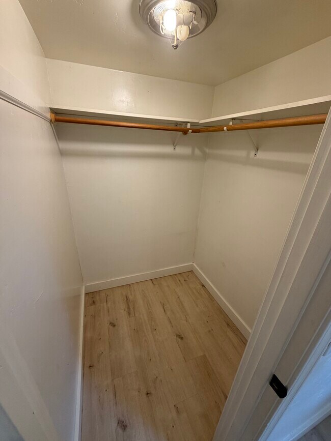 Armario del dormitorio - 3756 Busey Ln