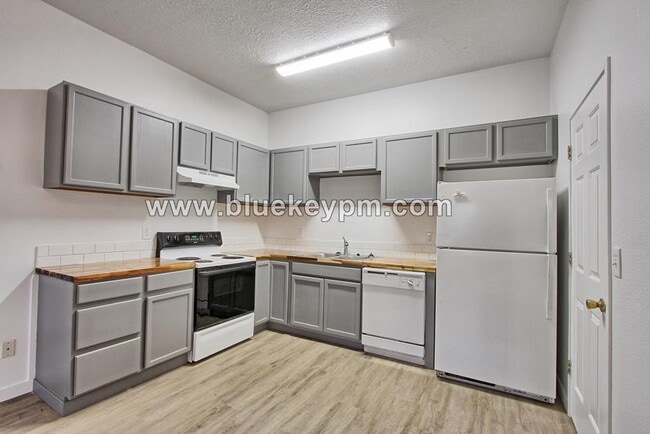 Building Photo - 1 Bed, 1 Bath Duplex Unit in Parkrose