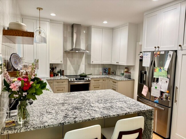 Building Photo - Amazing Forest Heights Home With An Easy C...