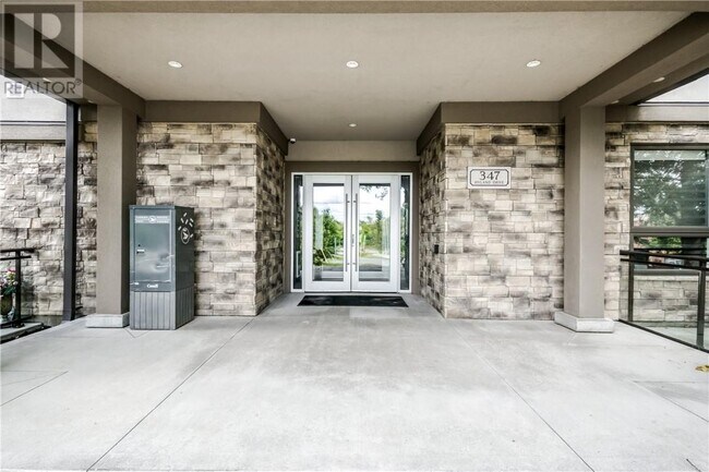Building Photo - 347 Hyland Dr