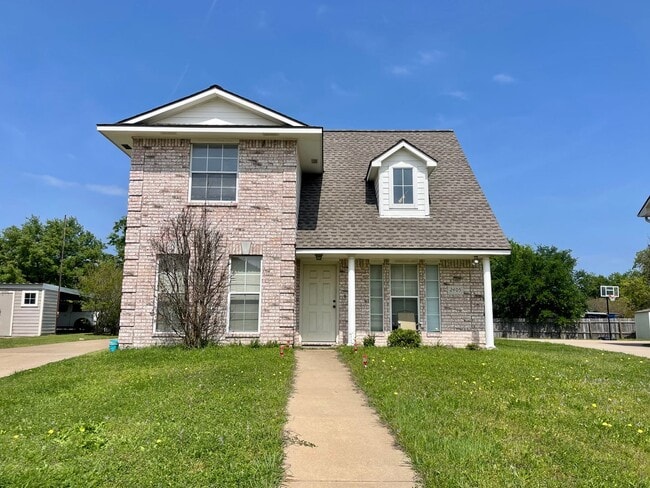 Building Photo - Updated 4 Bed, 3 Bath Home for Fall 2026 Move In!