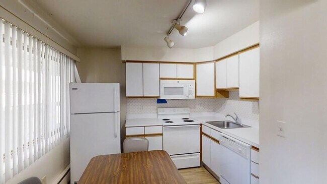 Building Photo - 839 Tappan-839-5