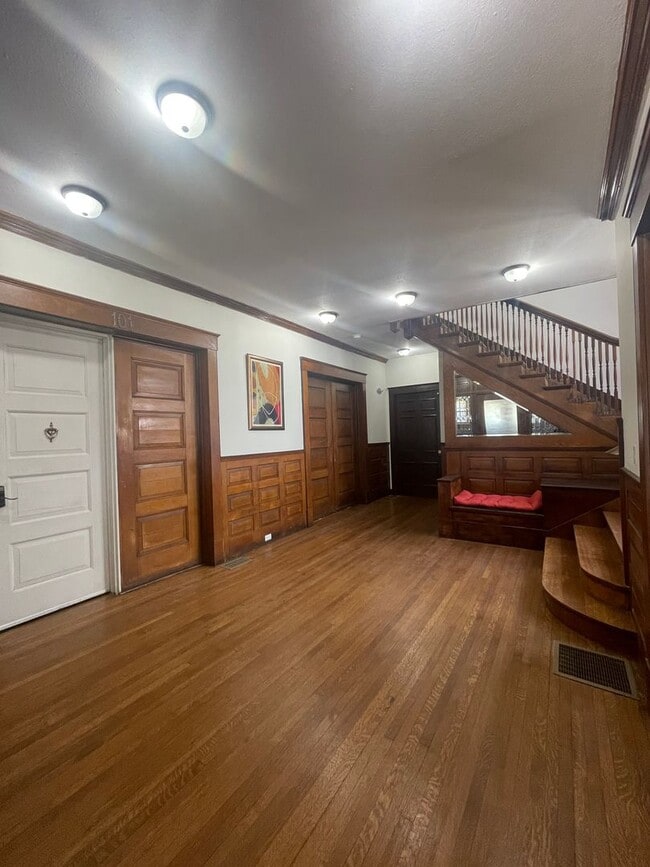 Foto del edificio - Beautiful Victorian One Bedroom Suites