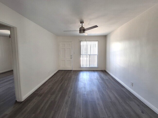 Foto del edificio - 1120 E Fairview Blvd