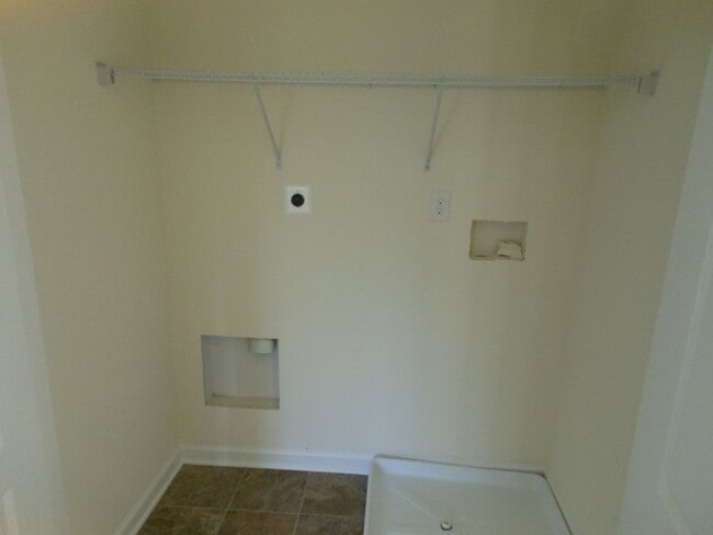 Building Photo - Affordable luxury and comfort.