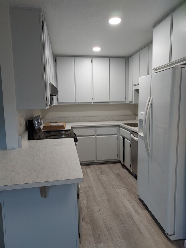 Building Photo - 1006 Pinewood Ter