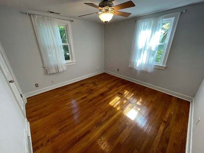 Building Photo - Lovely 3 Bedroom home