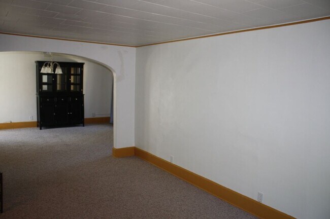 Building Photo - 3 Bedroom Upper