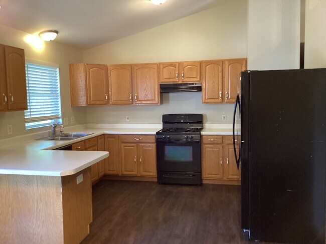 Building Photo - 204 Inverness Trl