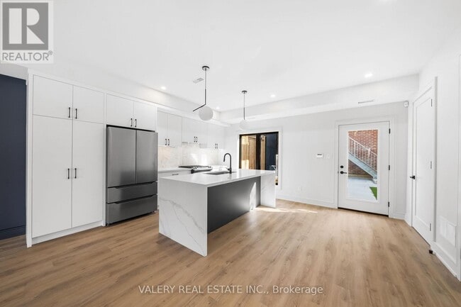 Building Photo - 158 Dovercourt Rd