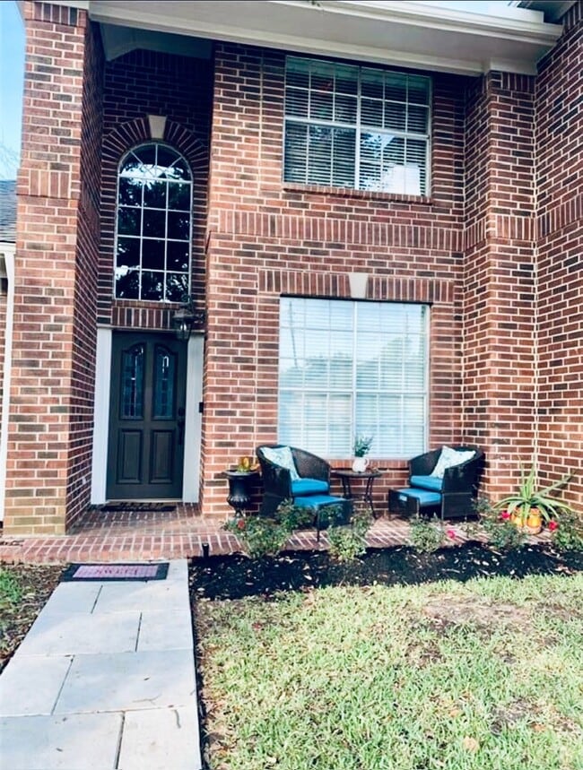 Foto del edificio - 5739 Henniker Dr