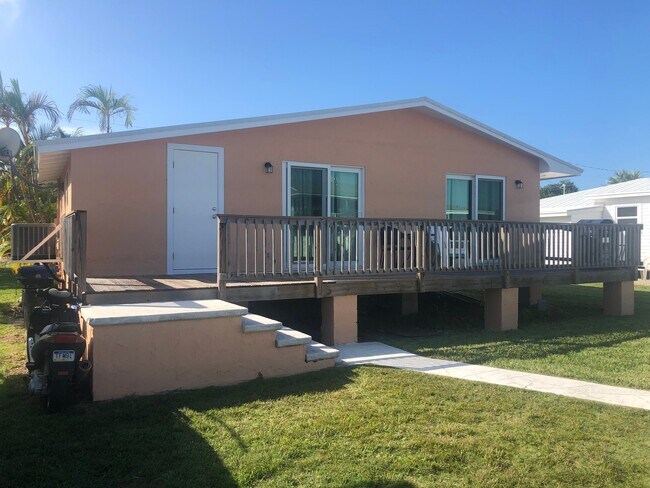 Building Photo - 1635 Pandora Ln
