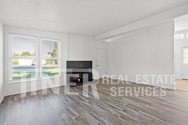 Building Photo - Mid Century Modern 3 Bedroom Home