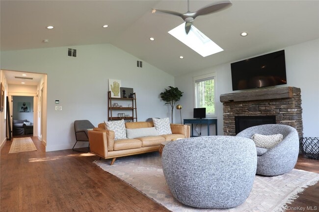 Building Photo - 36 Northwoods Rd