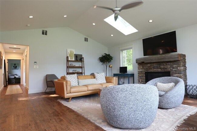 Foto del edificio - 36 Northwoods Rd