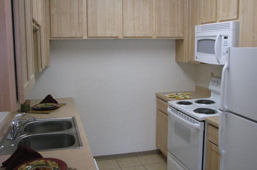 Kitchen - Lakeside Manor Apartments